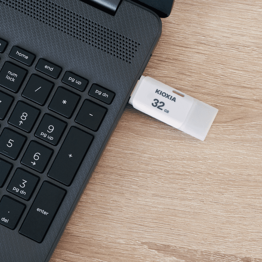 Kioxia 32GB USB 2.0-White